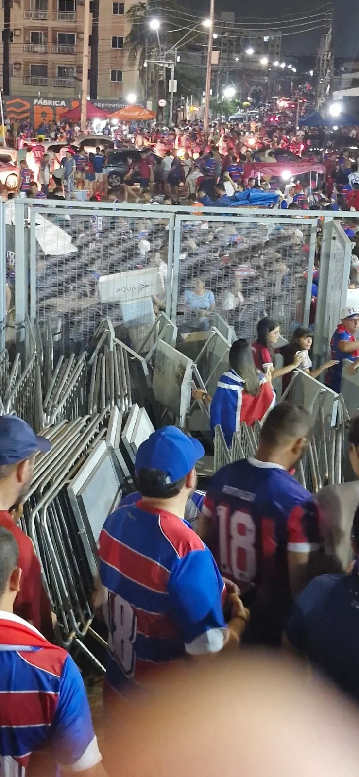 Torcedor do Fortaleza teve dificuldades para deixar o estádio após o fim da partida