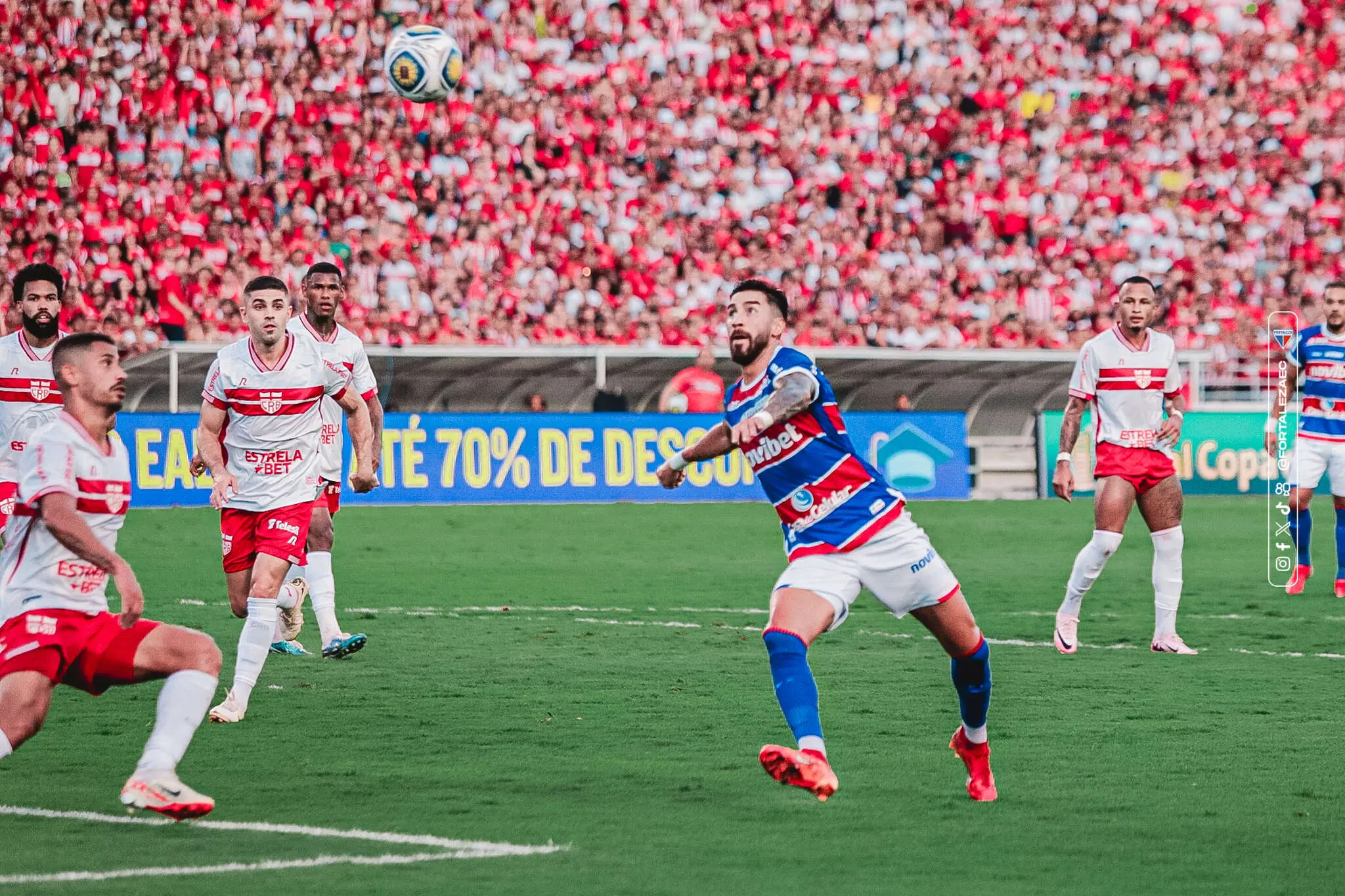 Lucero chutando durante CRB x Fortaleza