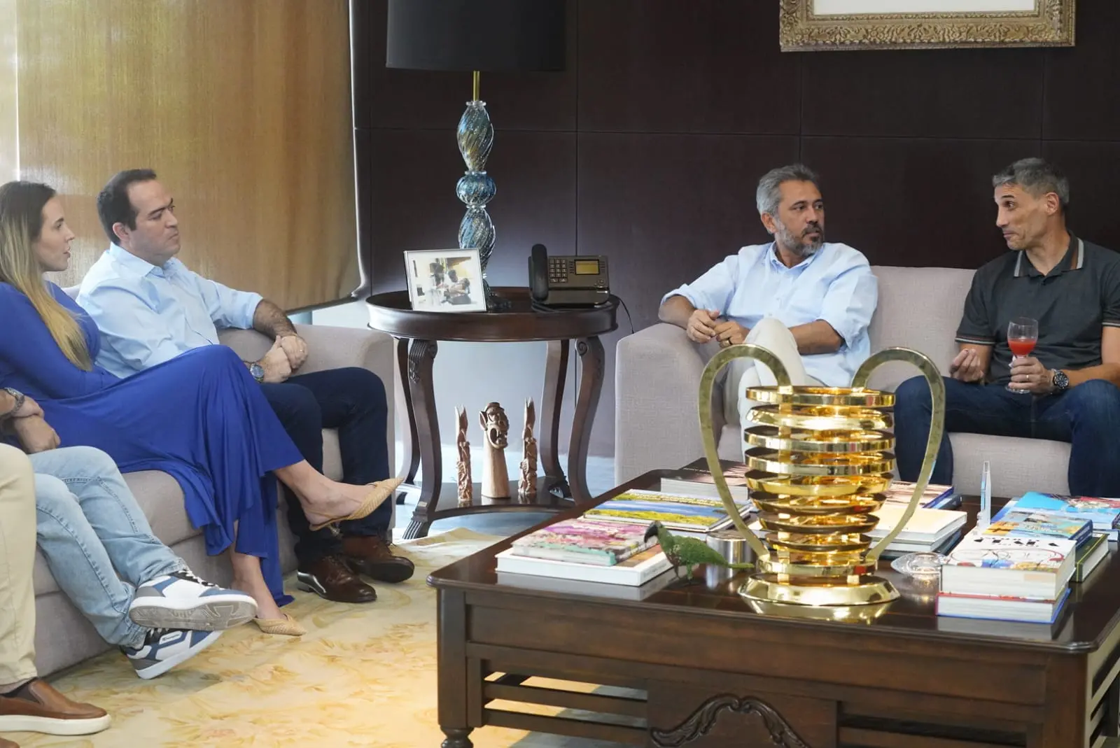 Governador Elmano de Freitas recebe Vojvoda e jogadores do Fortaleza após título da Copa do Nordeste