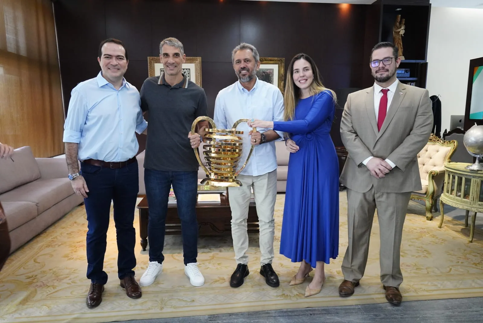 Governador Elmano de Freitas recebe Vojvoda e jogadores do Fortaleza após título da Copa do Nordeste