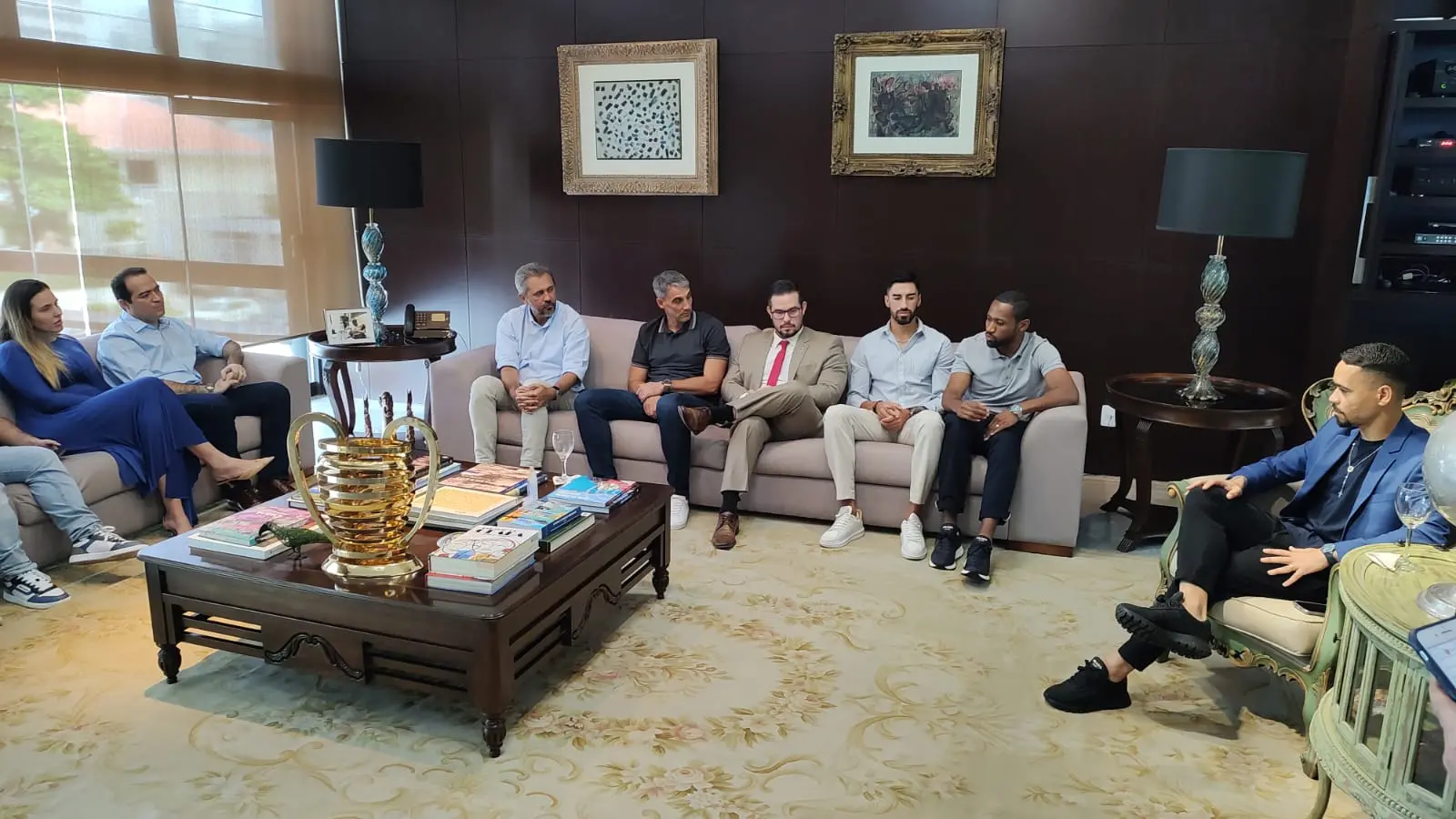 Governador Elmano de Freitas recebe Vojvoda e jogadores do Fortaleza após título da Copa do Nordeste