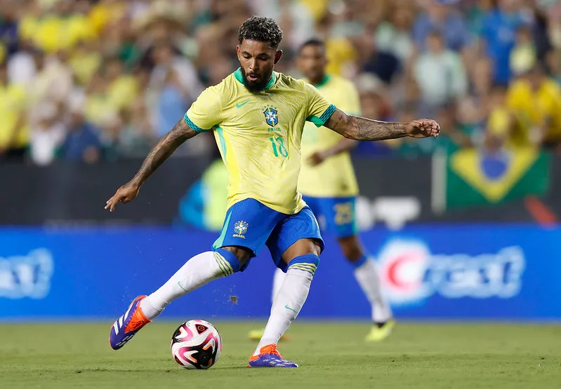 Douglas Luiz durante partida pela Seleção Brasileira