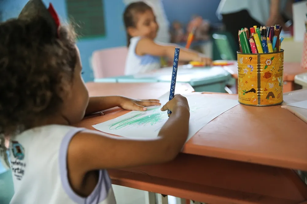 A Prefeitura não informou sobre a fila de espera e disse que para matricular as crianças nas creches, pais ou responsáveis devem inscrevê-las no Registro Único (RU)