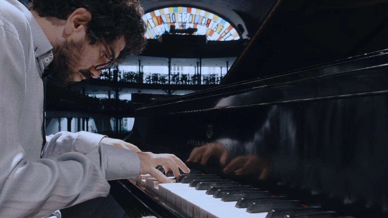 O pianista Thiago Almeida de Sousa em registro do show 'Temporada de improvisos ao Piano Solo', no Theatro José de Alencar