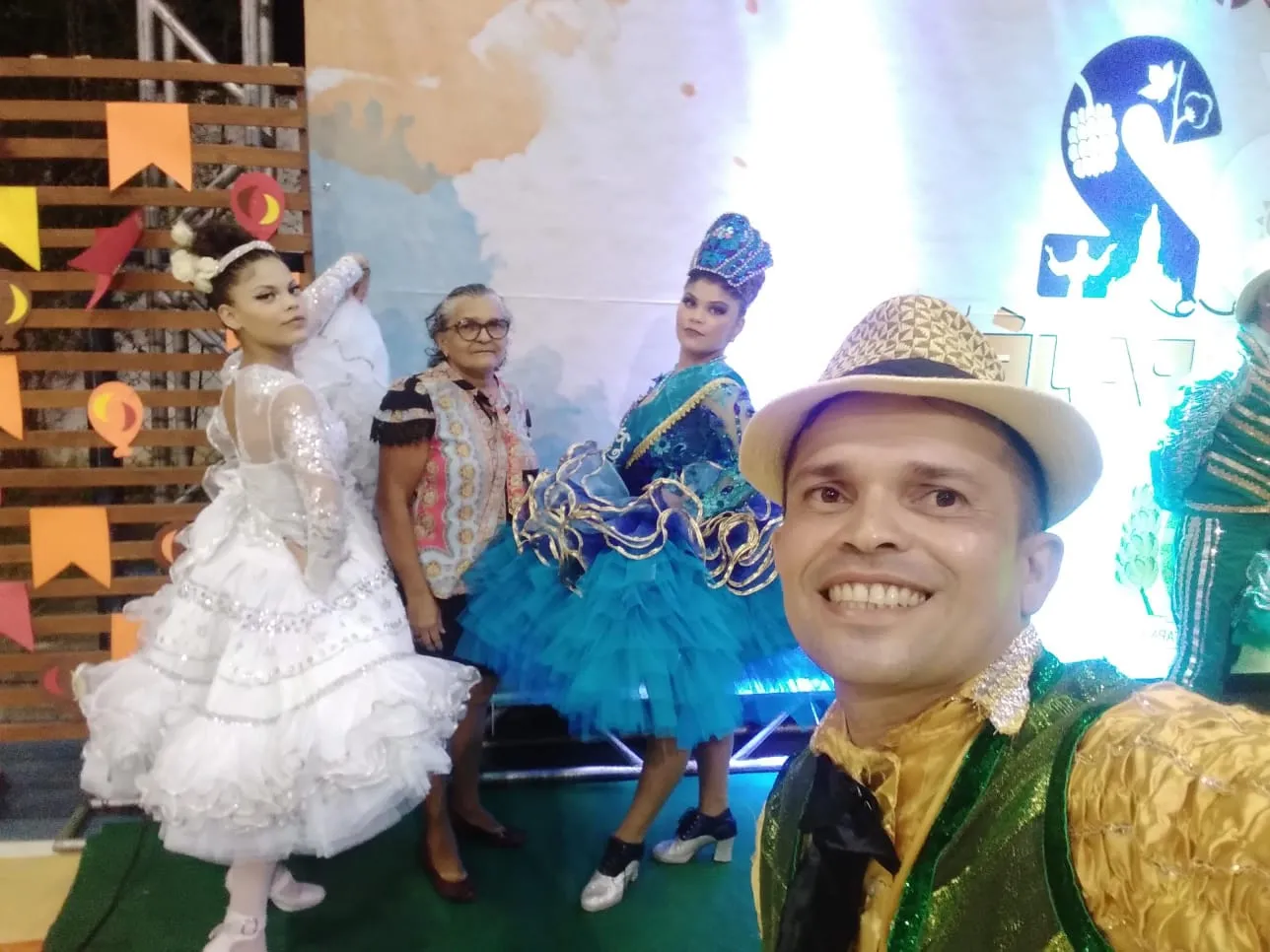 A Beija-Flor Junina se tornou um momento familiar para Serginho, sua mãe e suas sobrinhas