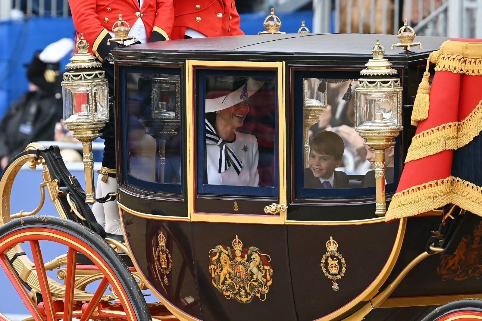 Princesa foi fotografada com os filhos Charlotte e Louis durante desfile da família real