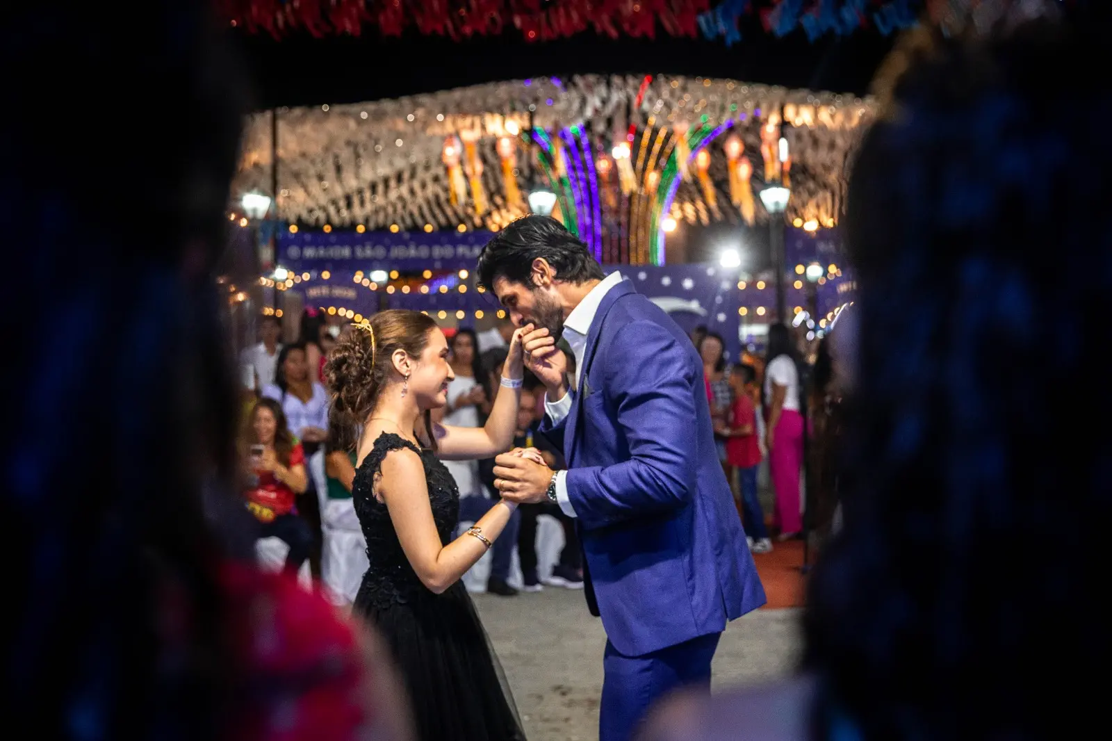 Lucas Fernandes dançando com debutante