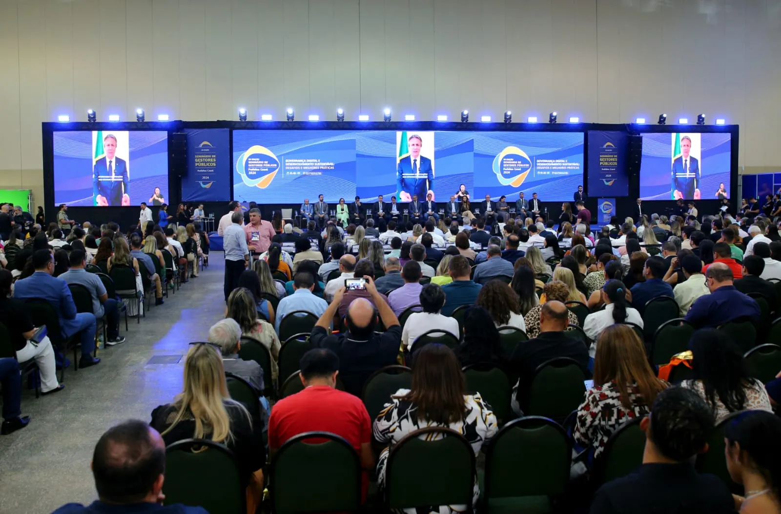 Durante a abertura do Seminário Prefeitos 2024, foi realizada a assinatura de termo de cooperação entre o Governo do Ceará, a Assembleia Legislativa do Ceará (Alece) e a Associação de Prefeitos do Ceará (Aprece) para a ampliação na capacitação de servidores públicos em todos os municípios cearenses.