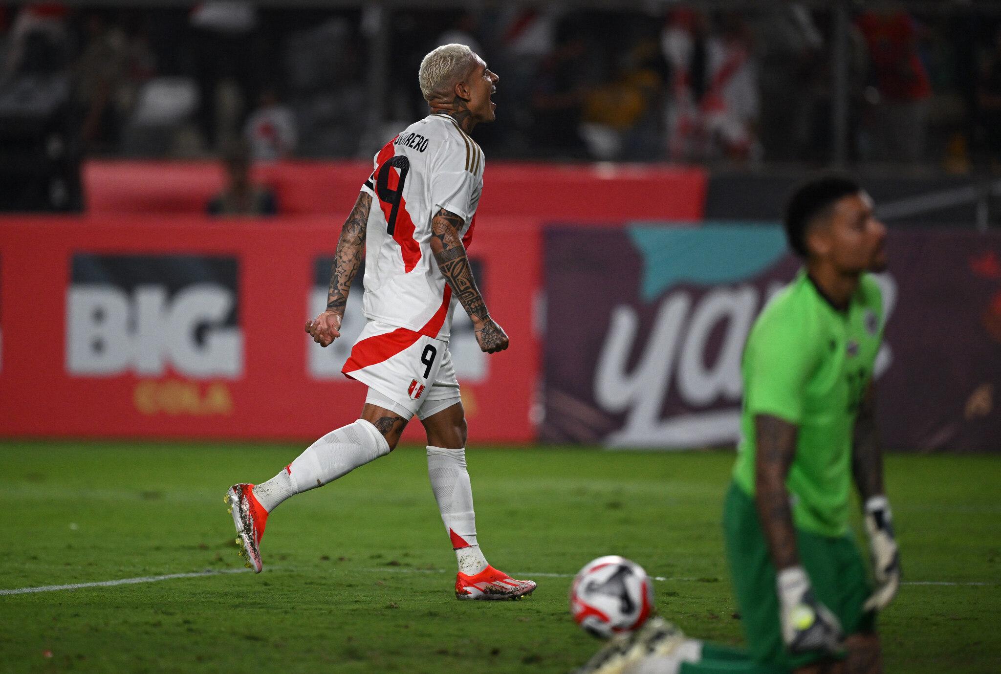 Paolo Guerrero com a camisa do Peru