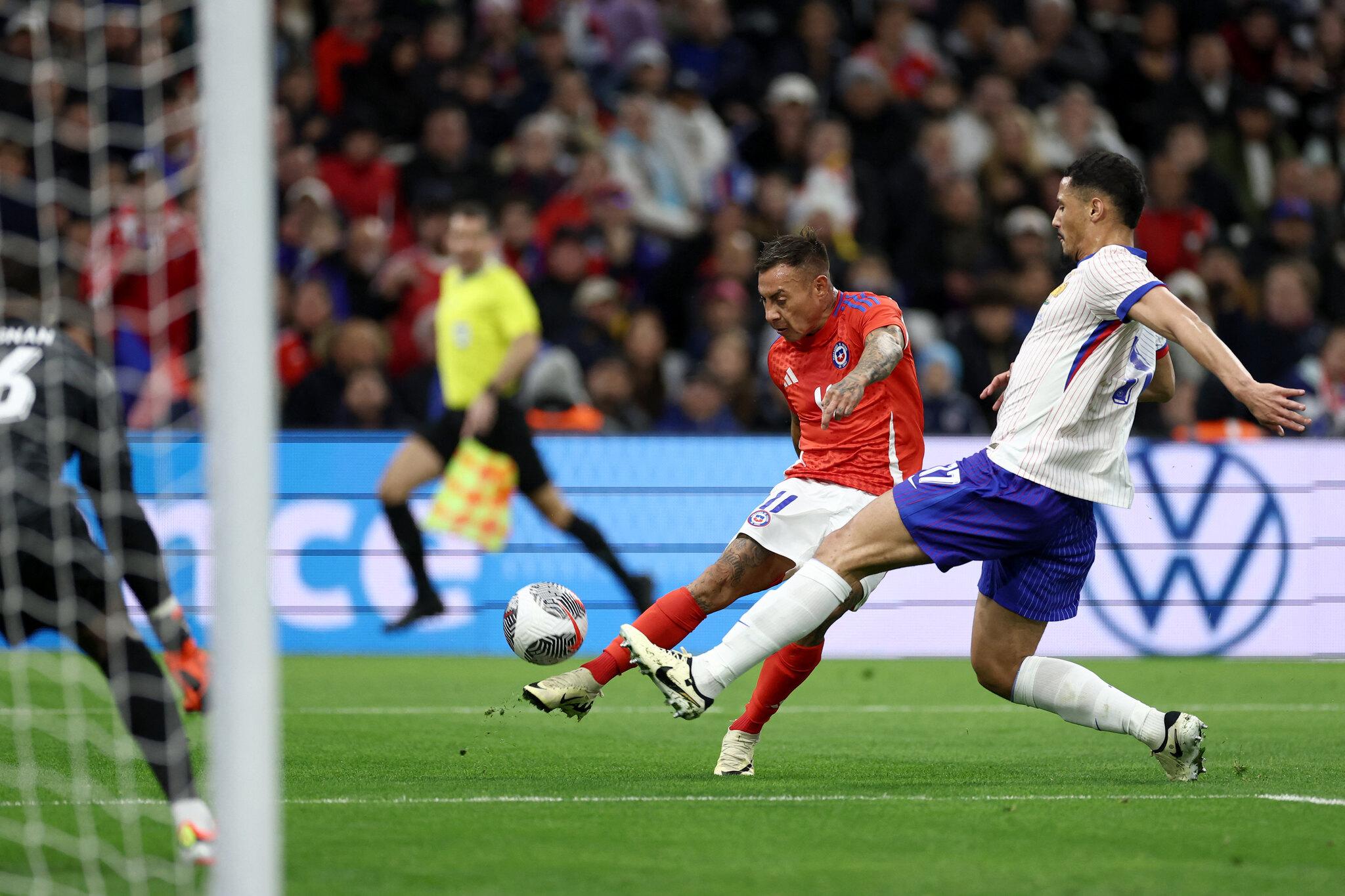 Eduardo Vargas com a camisa do Chile