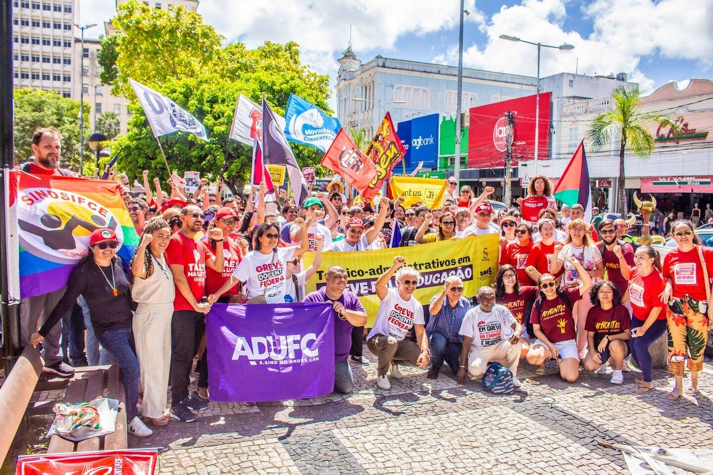 Docentes em praça de Fortaleza, com bandeiras relacionadas à greve