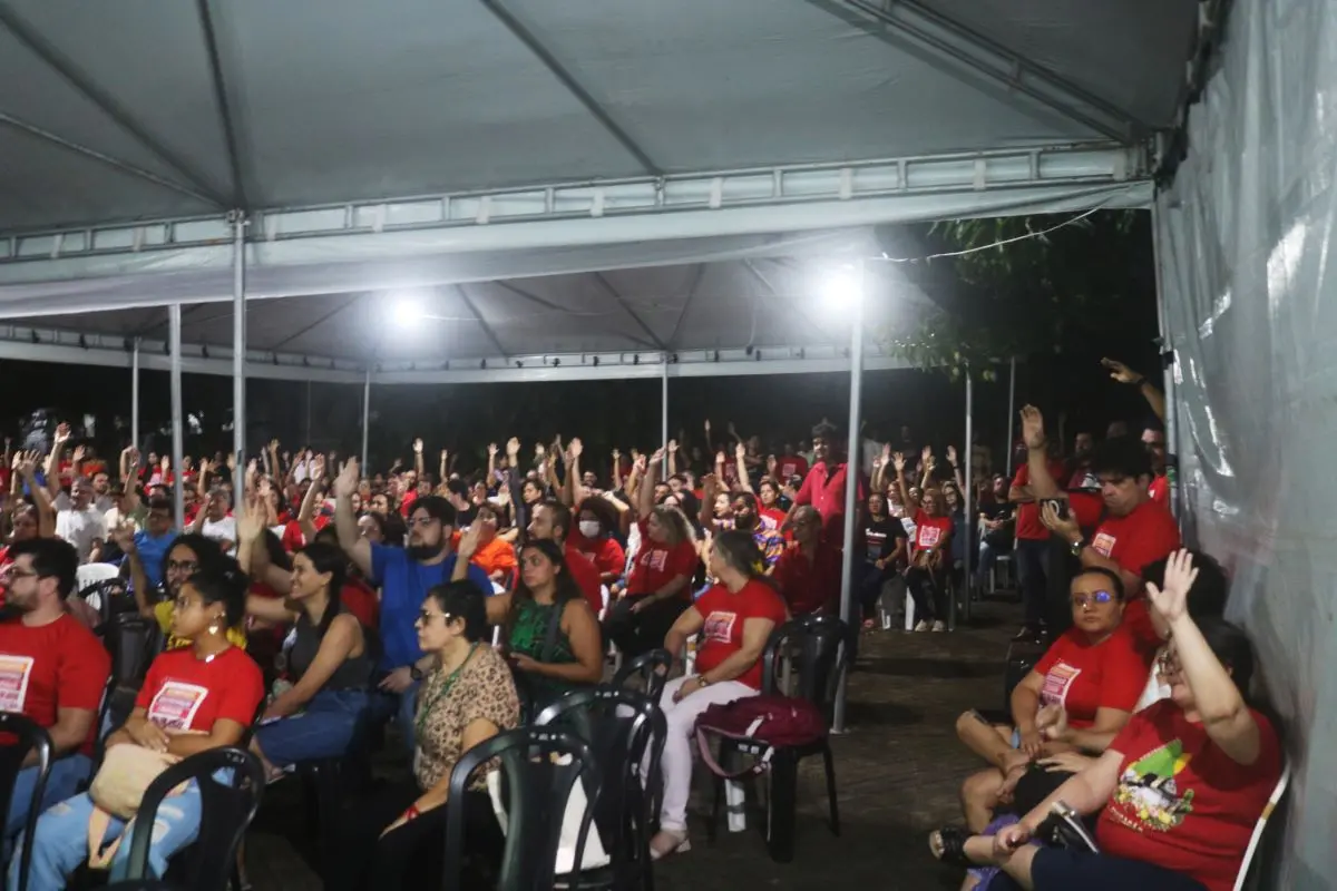 servidores do IFCE em assembleia