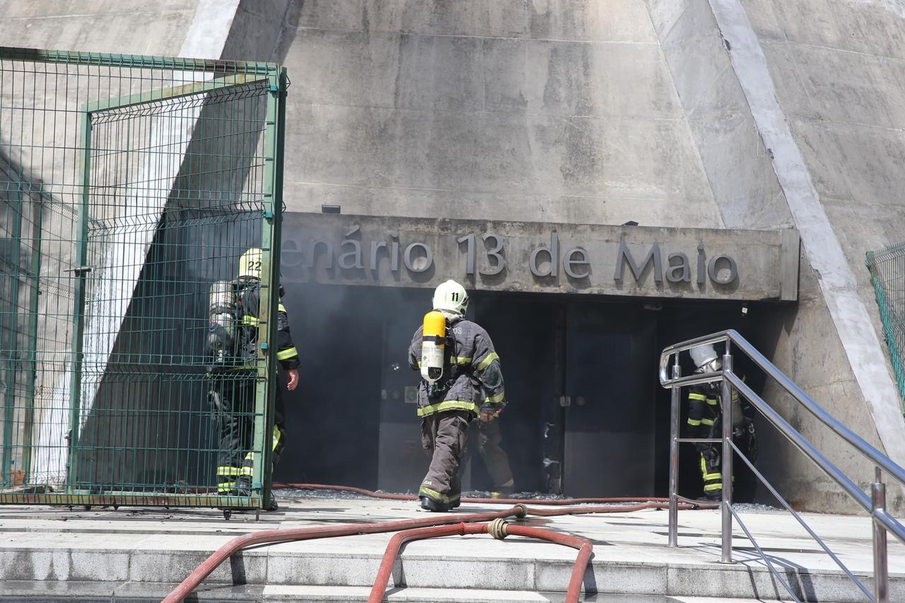 Imagem mostra entrada da Assembleia Legislativa do Ceará após chamas de incêndio serem controlada em 20 de junho de 2024.