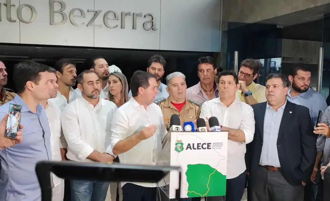 Coletiva do presidente da Alece, Evandro Leitão, com deputados, sobre o incêndio que atingiu o plenário da Casa