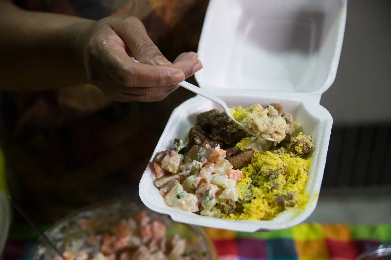 Arroz, baião, farofa, salada, lasanha, carne e o que estiver à disposição torna-se refeição para a clientela de dona Edilene a partir de R$9