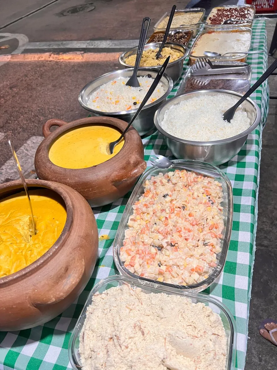 No Pratinho na Esquina, o diferencial está na quantidade de opções servidas – desde os tradicionais, com vatapá de frango e creme de galinha, até os especiais