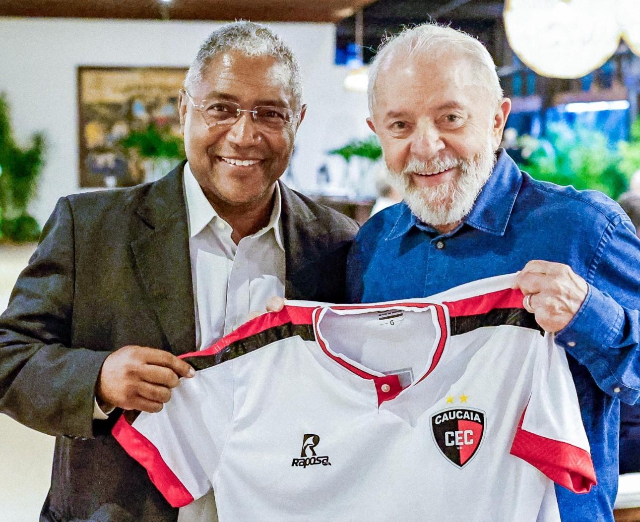 Catanho presenteou o presidente Lula com uma camiseta do Caucaia
