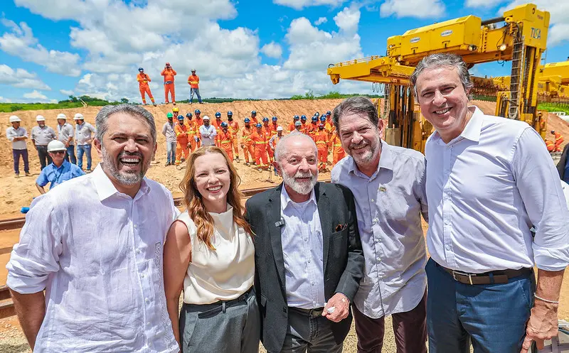 Lula ao lado do governador Elmano de Freitas, da senadora Janaína Farias, do senador Cid Gomes e do ministro Camilo Santana durante visita a Iguatu, no início deste ano