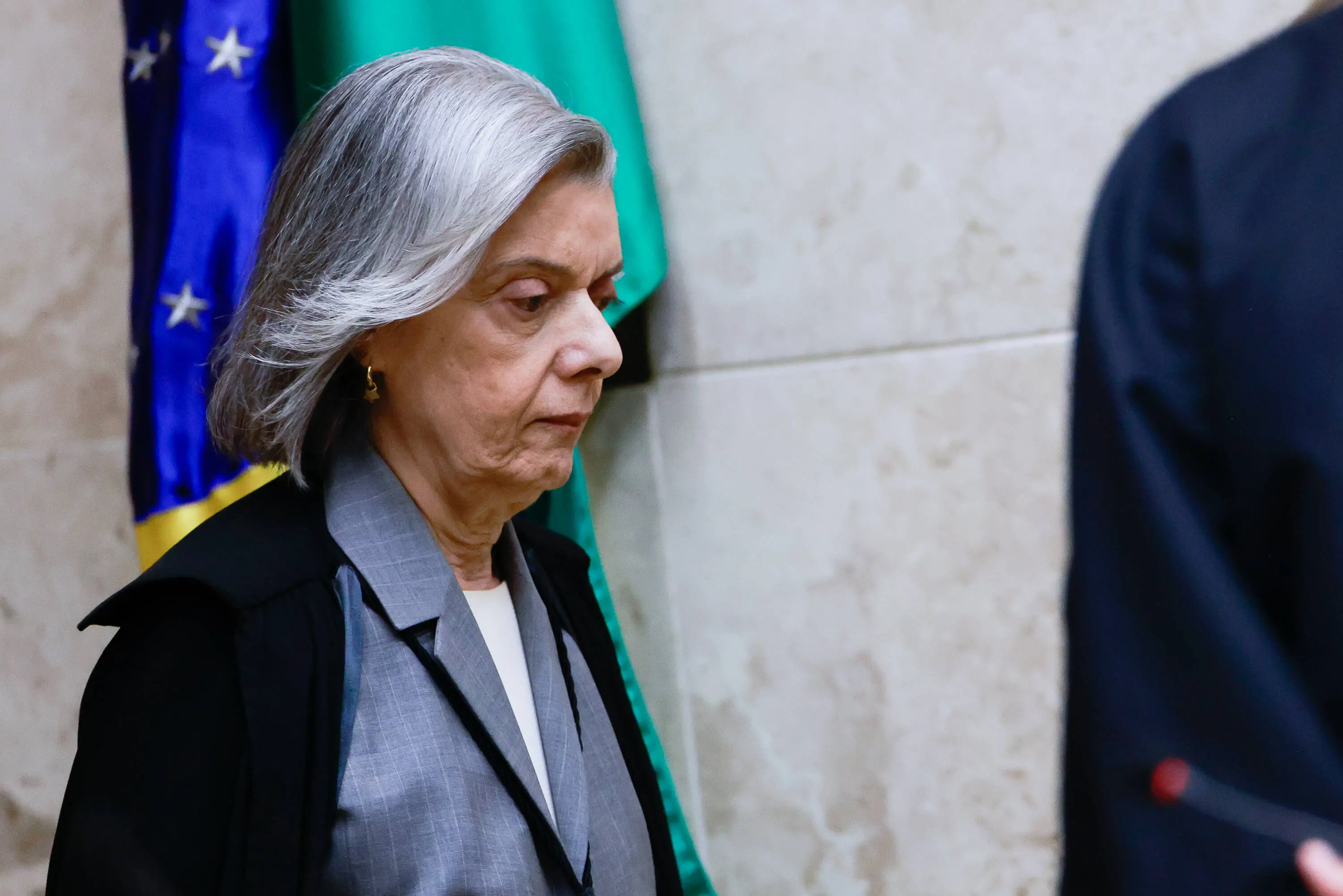 Foto de Cármen Lúcia, ministra do STF, de pefil