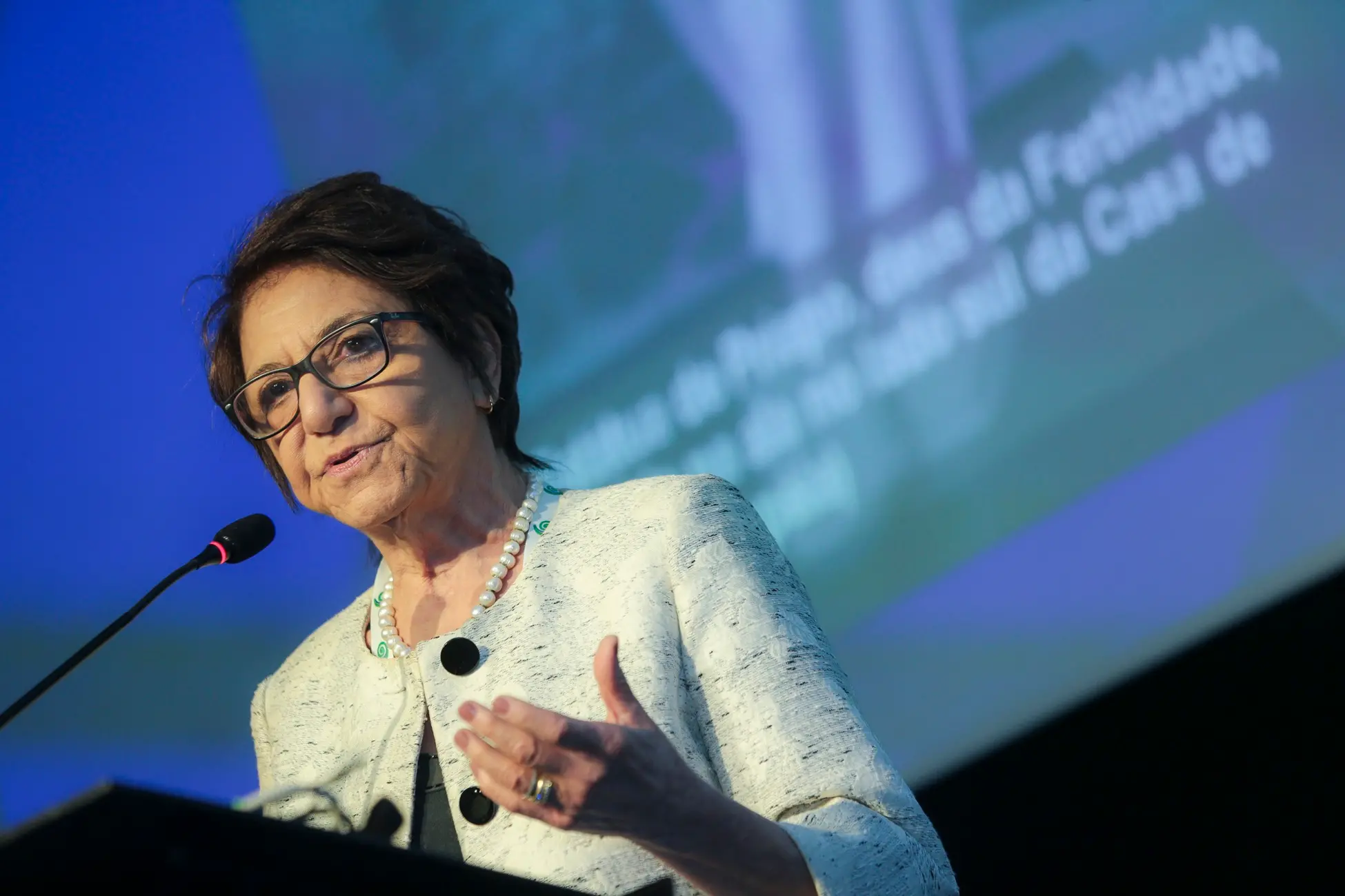 Professora Carmita Abdo em palestra no congresso Brain