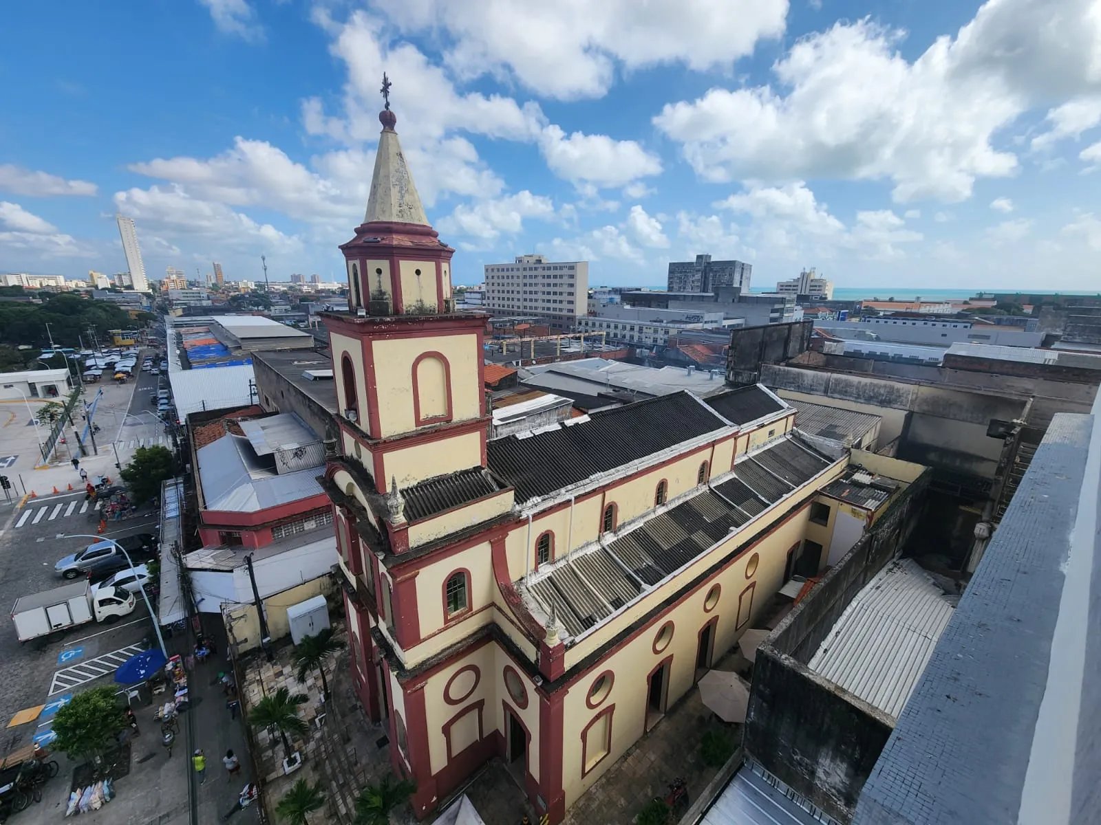 Igreja fica exatamente ao lado da construção onde o fogo começou
