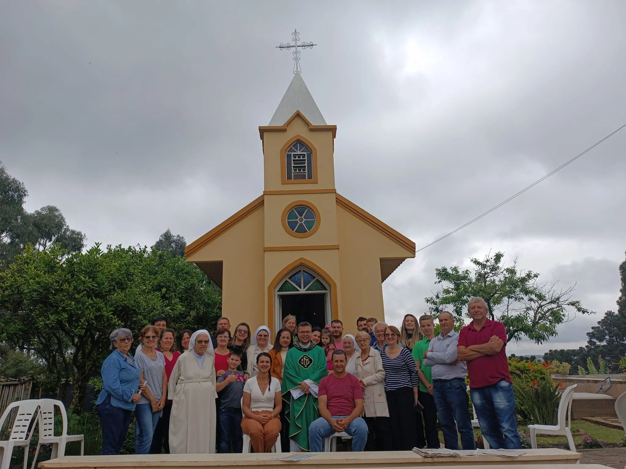 Fachada da Capela com devotos