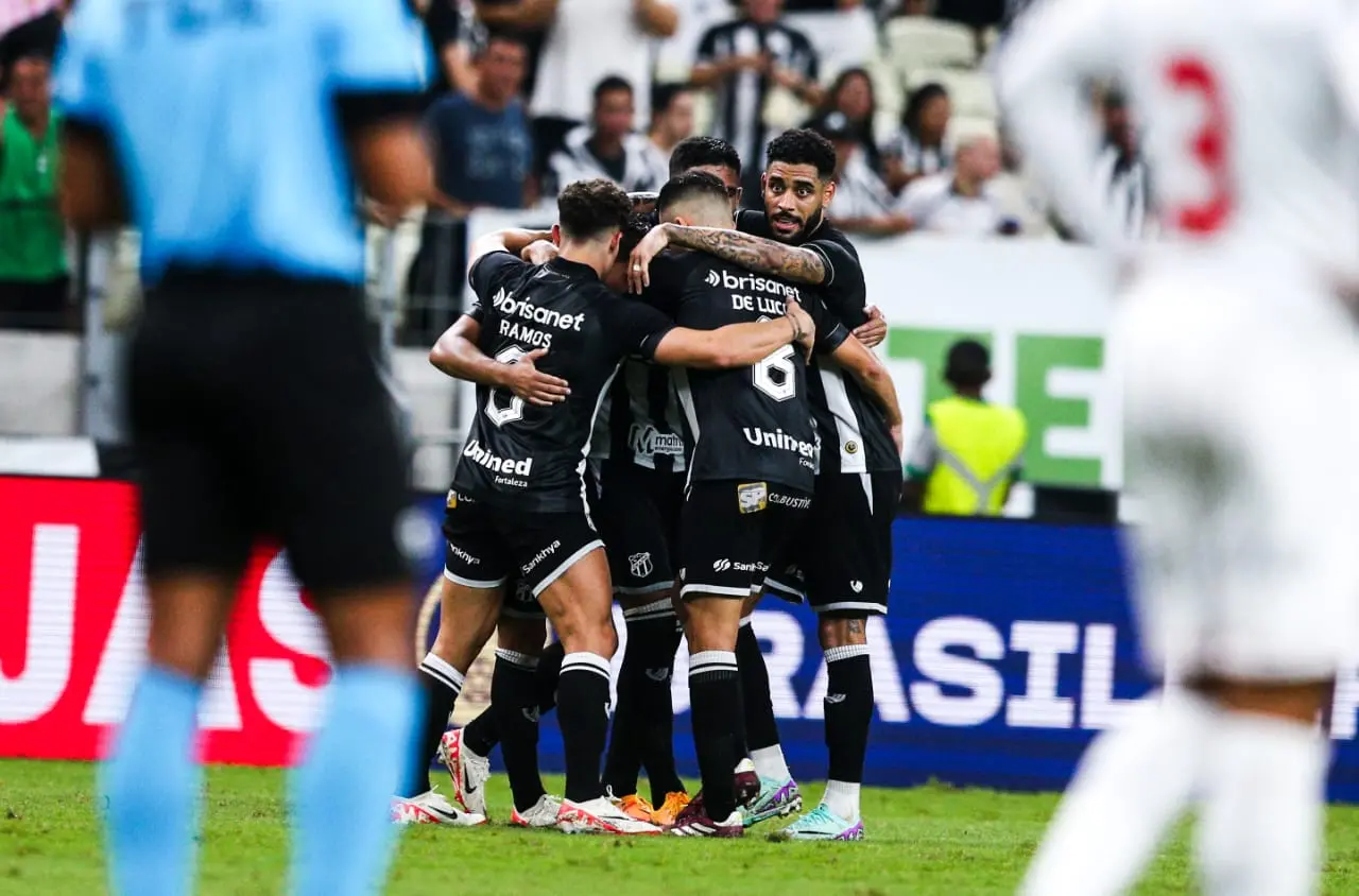 Elenco do Ceará reunido em comemoração ao resultado de vitória