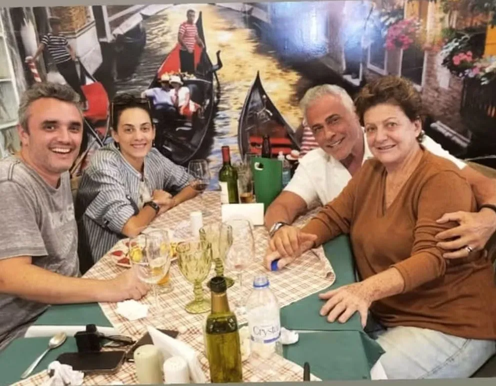 Matilde e Oscar surgiram ao lado de amigos em Atibaia