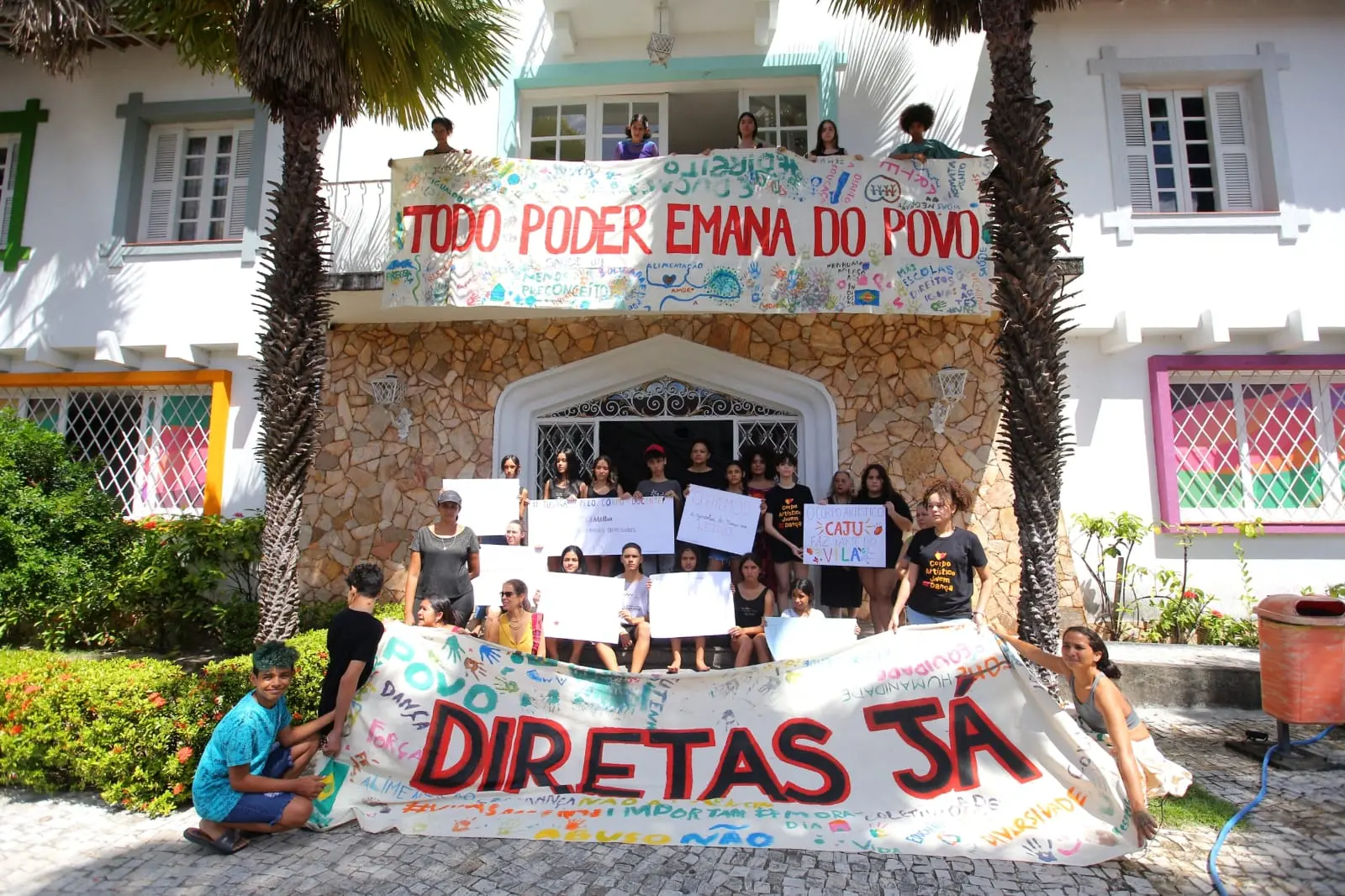 Mobilizações de familiares e estudantes aconteceram no prédio da Vila das Artes nesta segunda-feira (1º)