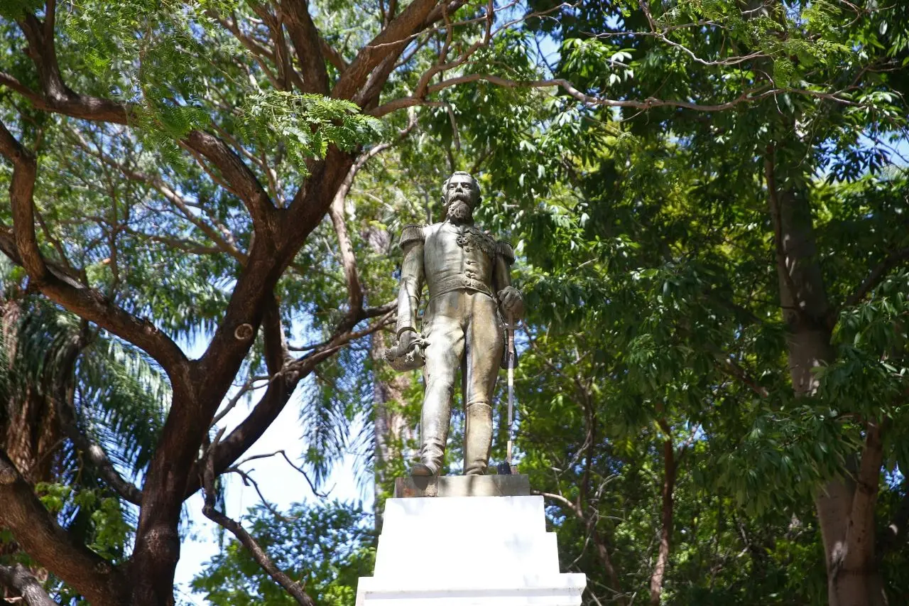 Estátua de General Tibúrcio, na praça dos leões