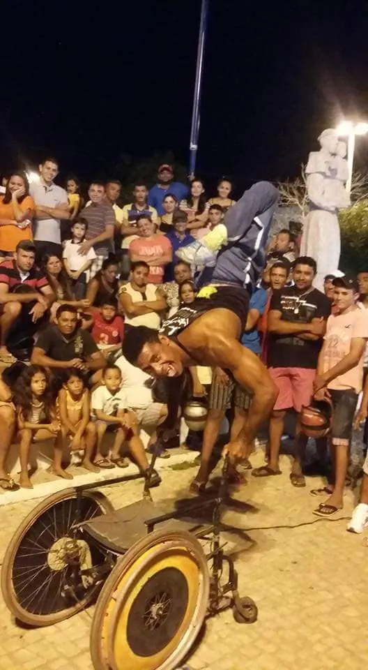 Eduardo durante apresentação em praça pública: motivo de atração do olhar