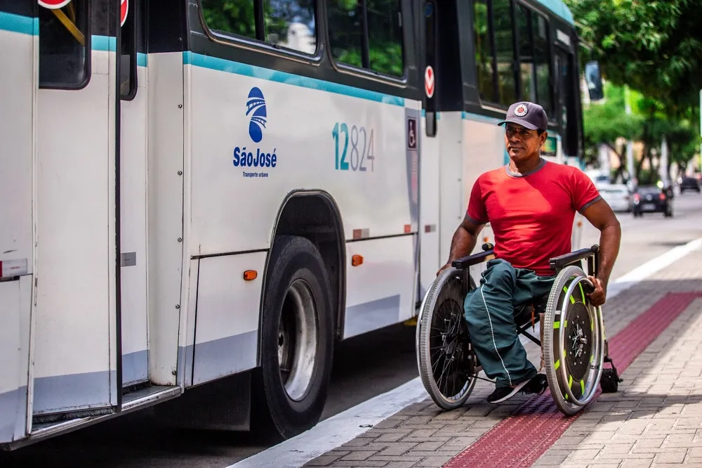 Desafio extremo de se locomover por Fortaleza dependendo apenas de ônibus é parte da realidade de Eduardo Show da Vida
