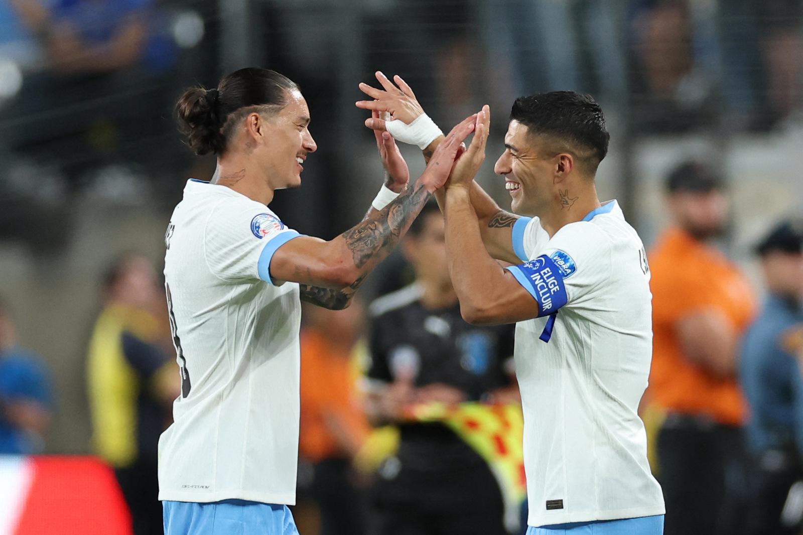 Darwin Núñez e Luis Suárez comemoram gols pelo Uruguai