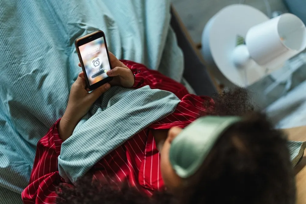 É indicado evitar uso de telas como celular, televisão, computadores e tablets até uma hora antes de dormir