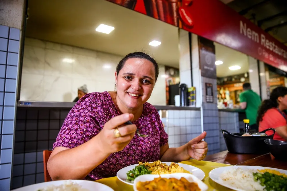 Natural da Serra de Baturité, Daniela Araújo é cliente fiel do quiosque do Nem e gosta de galinha caipira