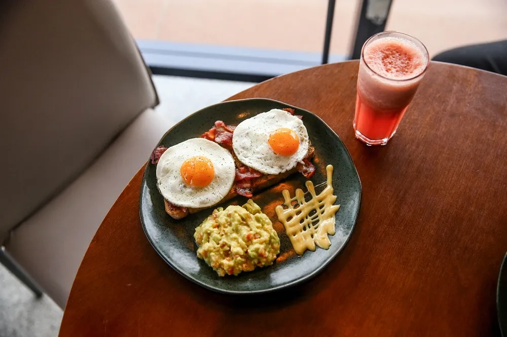 Crostini de Ovos e Bacon, um mergulho na cozinha estadunidense, é mais uma das opções de brunch disponíveis no Coffee Break Coco Bambu