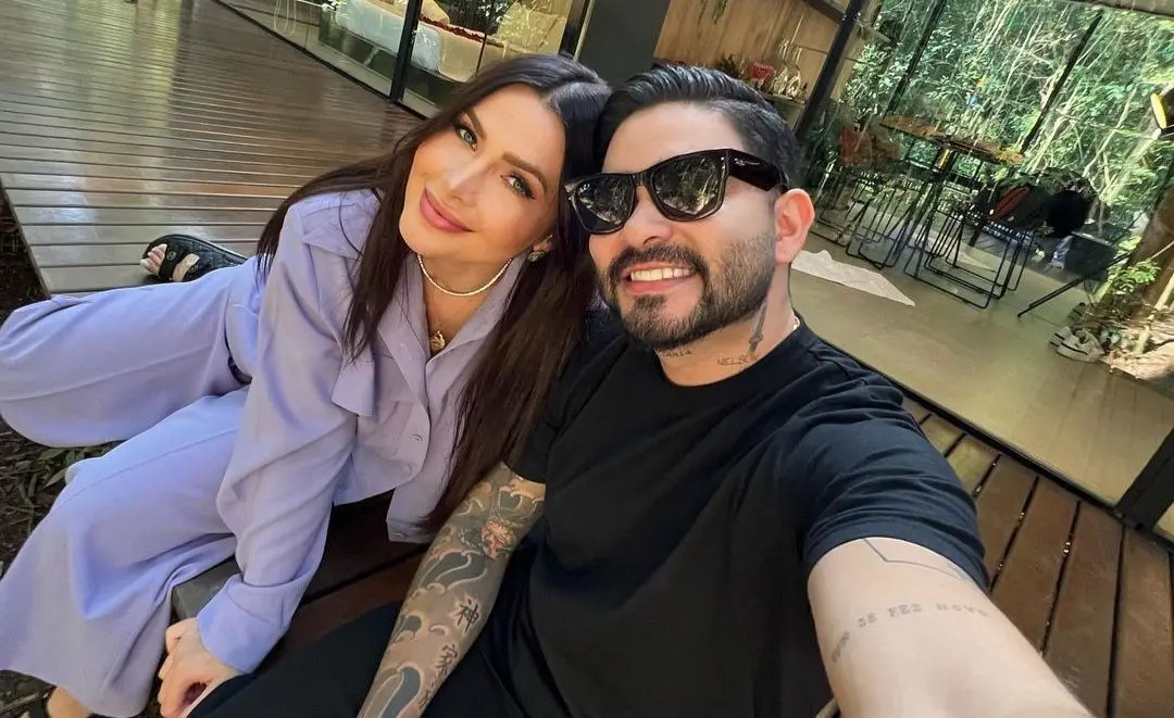 Foto do casal Mila Braga e Yudi Tamashiro