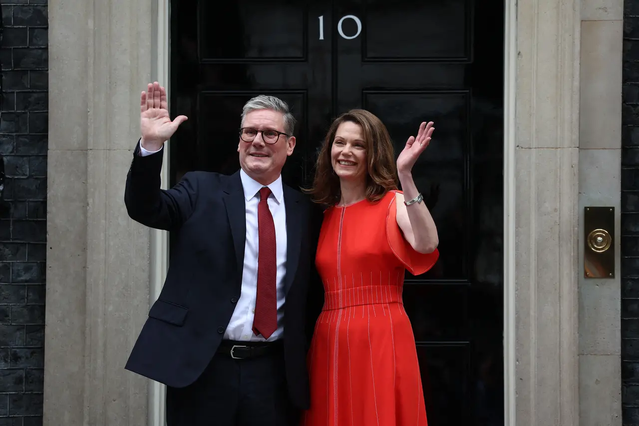 O futuro Primeiro Ministro britânico Keir Starmer e líder do Partido Trabalhista, junto com sua esposa Victoria, posam nas escadas do número 10 de Downing Street em Londres em 5 de julho de 2024, um dia após a realização de uma eleição geral no Reino Unido.