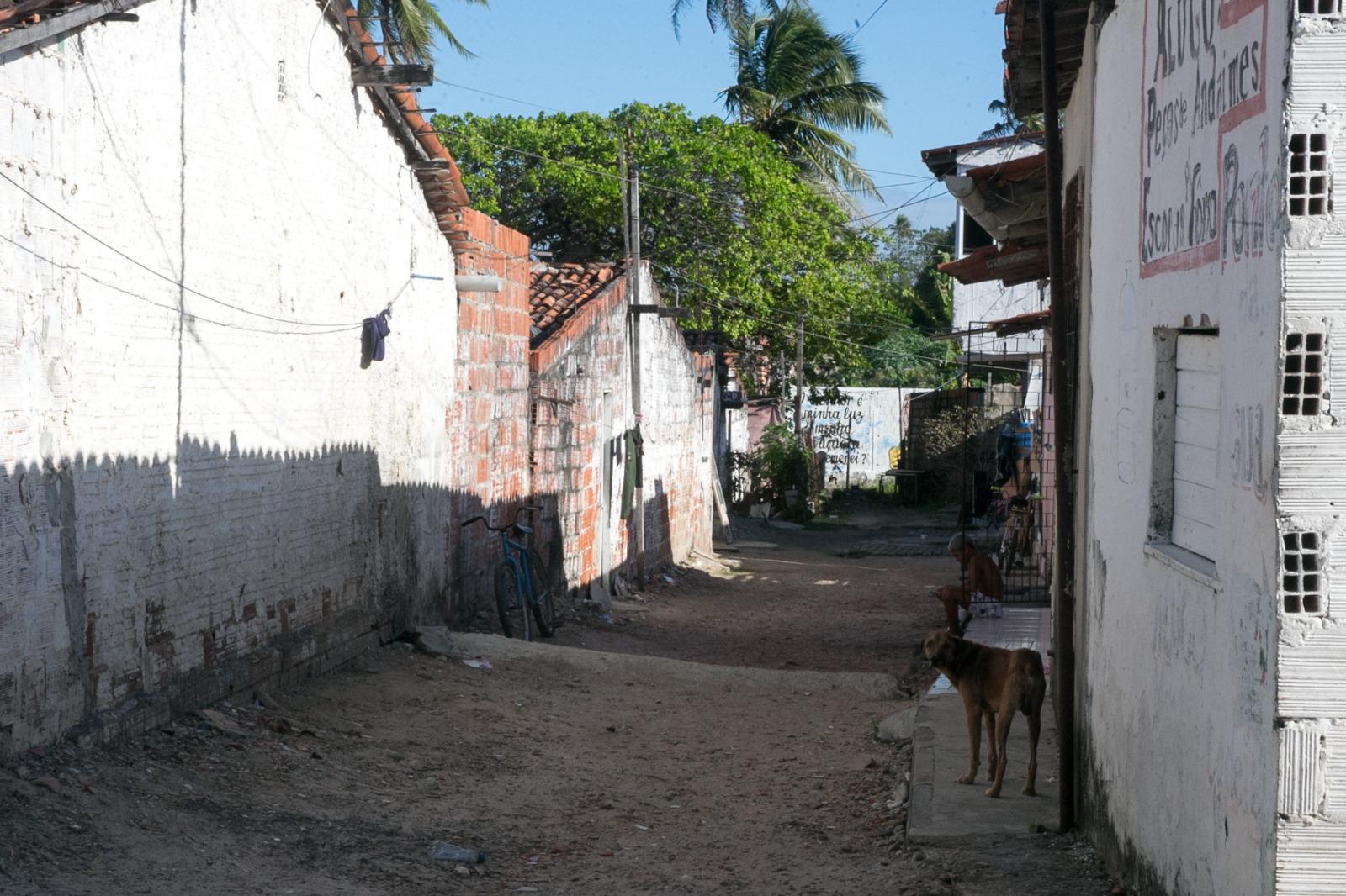 Moradores das ruas sem nome no bairro Lagoa Redonda enfrentam uma série de dificuldades, como problemas para receber encomendas