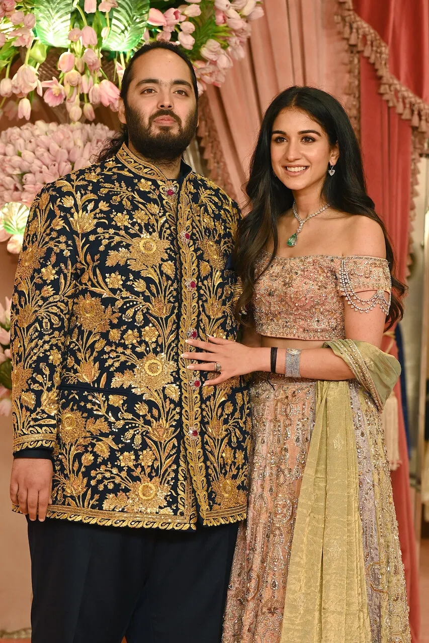Anant Ambani e Radhika Merchant são herdeiros das empresas de suas respectivas famílias