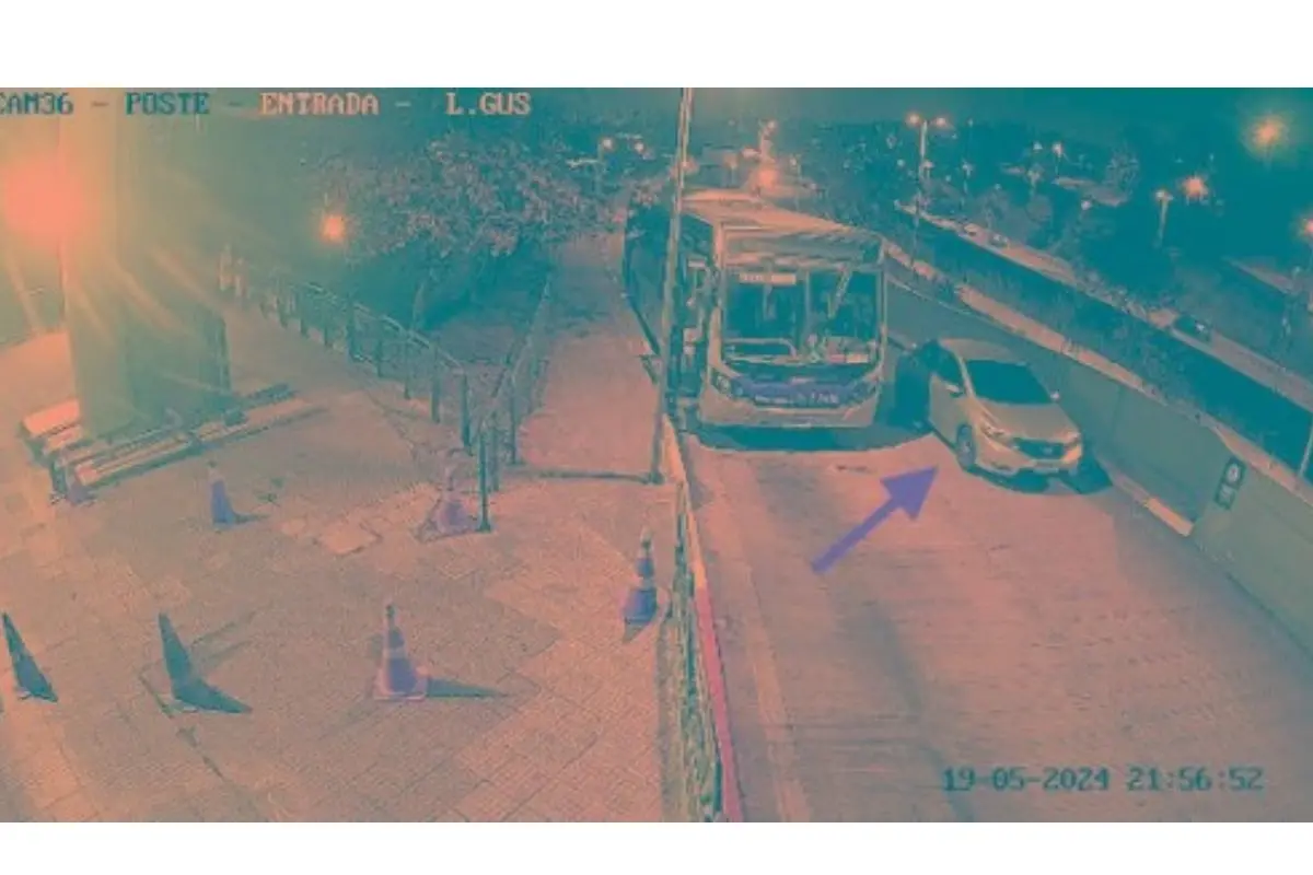 Carro aguarda atirador em faixa de ônibus