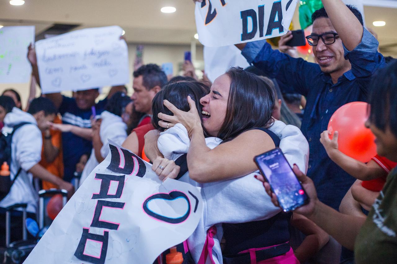 Famílias aguardavam retorno dos alunos do programa ‘Geração Bilíngue’ no Aeroporto de Fortaleza