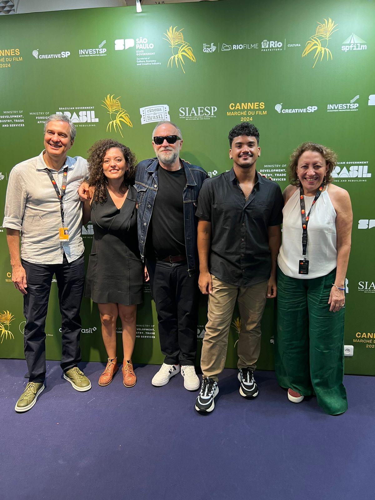 Parceria foi articulada a partir da ida de representantes do Instituto Mirante e do Instituto Dragão do Mar ao Festival de Cannes deste ano; na foto, Tiago Santana, presidente do Mirante; a atriz Nataly Rocha; o diretor Karim Aïnouz; o ator Iago Xavier; e a diretora de formação do IDM Bete Jaguaribe