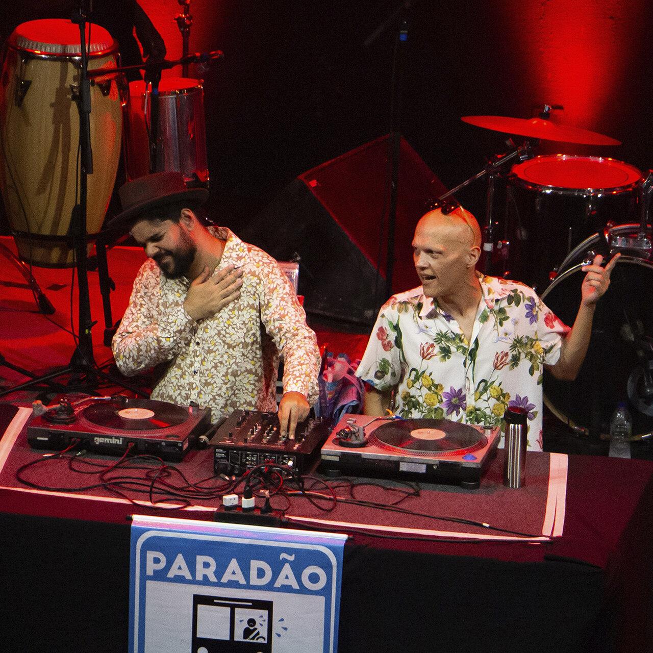 Projeto Paradão Popular foi criado pelos DJs Canuto Lion e Thiagón e traz discotecagem de brega em vinil