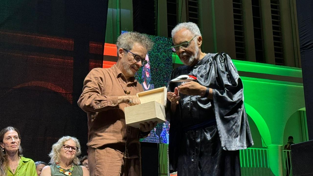 Gilberto Gil ganhou escultura do Soldadinho-do-araripe, pássaro-símbolo da região cearense