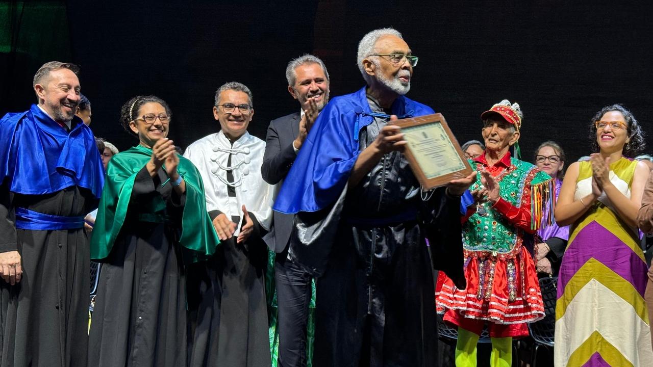 Gilberto Gil recebeu o título de doutor honoris causa pela Urca na noite desta quarta-feira (10)