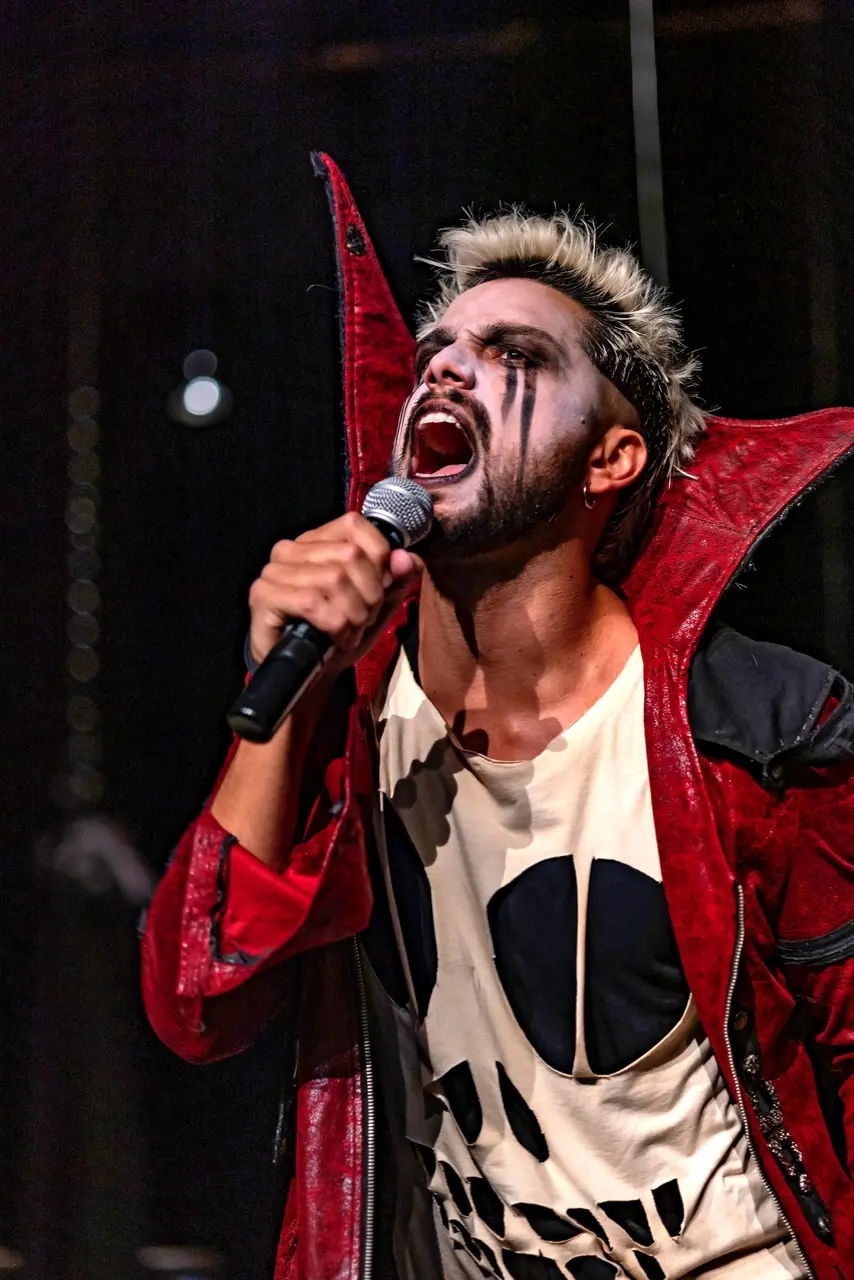 Rodrigo Simas em cena na peça 'Prazer, Hamlet'