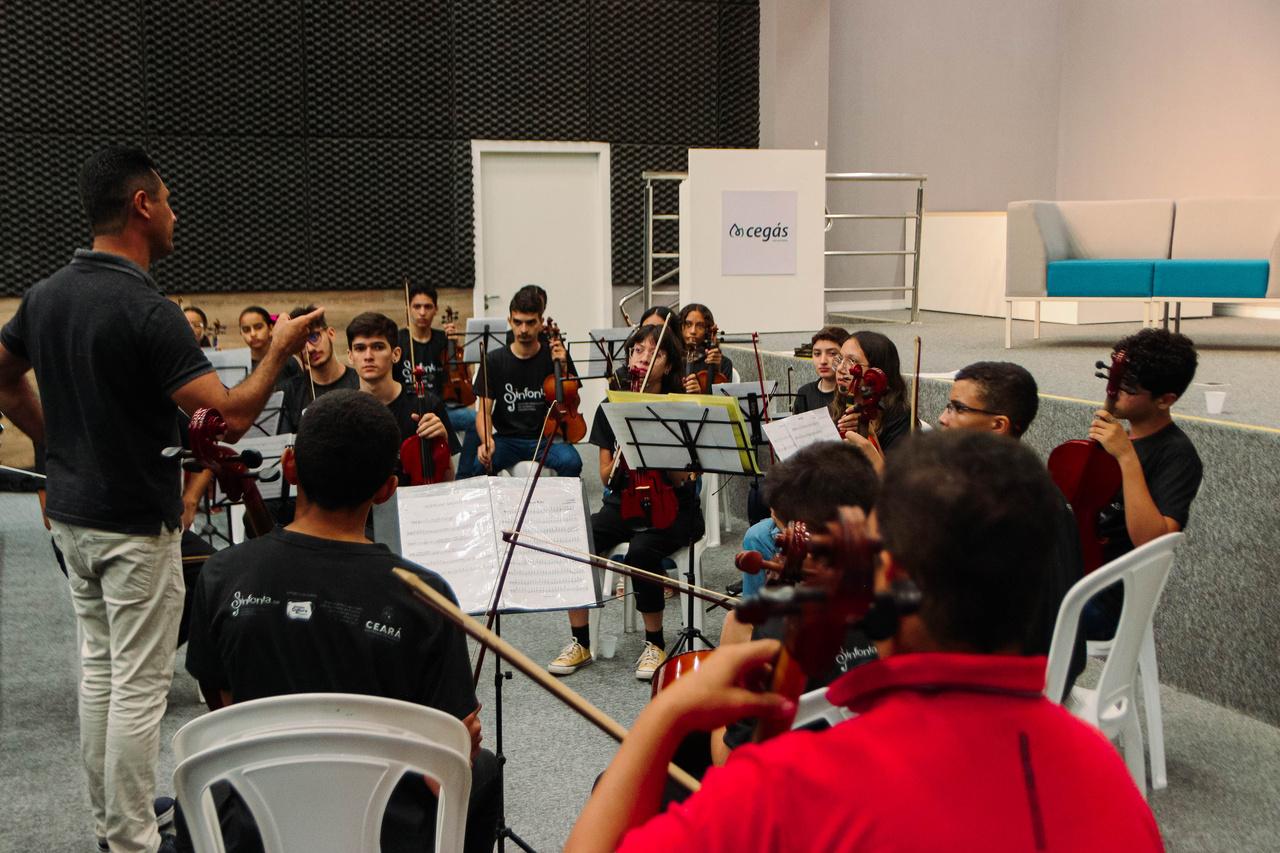 As aulas de instrumentos são ministradas por músicos profissionais da Orquestra Contemporânea Brasileira