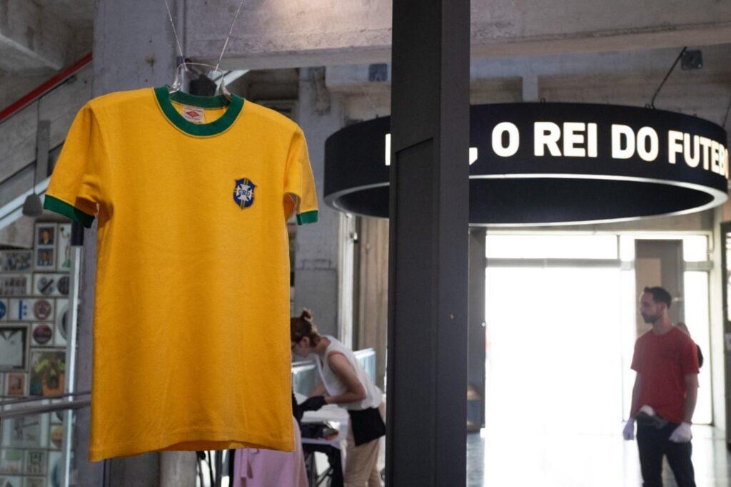 Camisa da Seleção Brasileira masculina usada por Pelé na final da Copa de 1970 contra a Itália, ano do tricampeonato do Brasil.