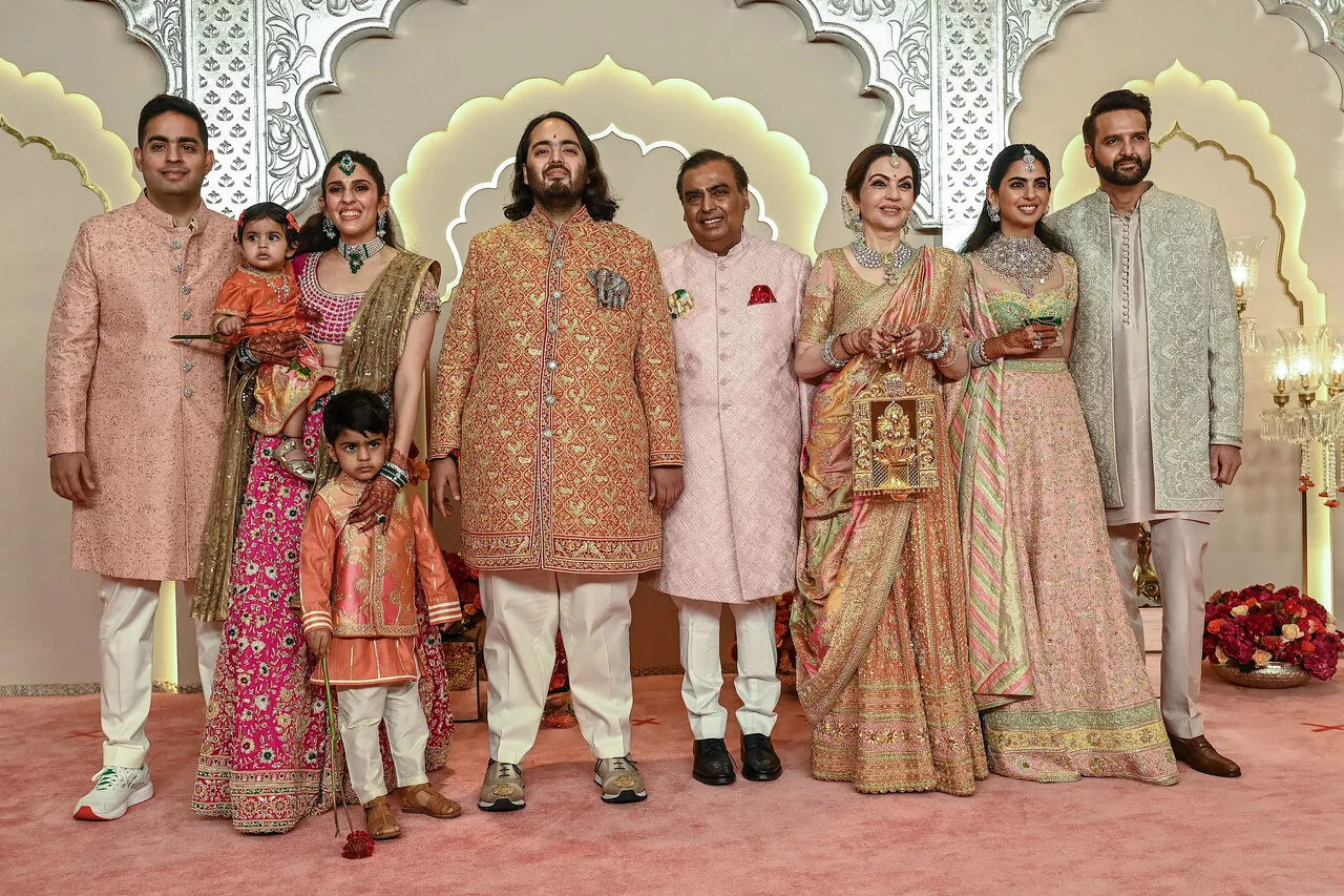 Anant Ambani tira fotos com a família nesta sexta-feira (12) antes da cerimônia